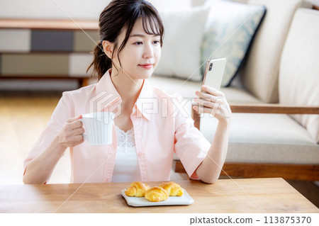 早上看智能手機的女人 113875370