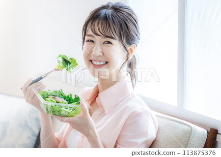 女人吃沙拉 113875376