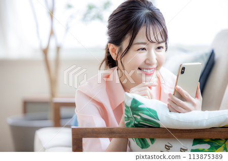 女性智能手機搜索 113875389