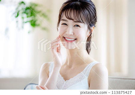Beautiful woman 113875427