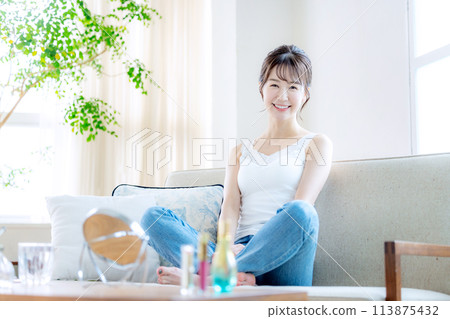 在家放鬆的女人 113875432