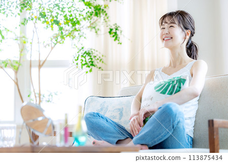 在家放鬆的女人 113875434