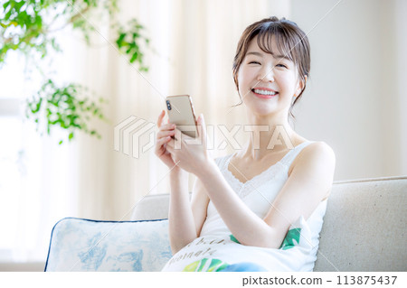 女性獨自生活的智能手機 113875437