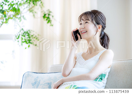 女性獨自生活的智能手機 女性獨自生活的智能手機 113875439