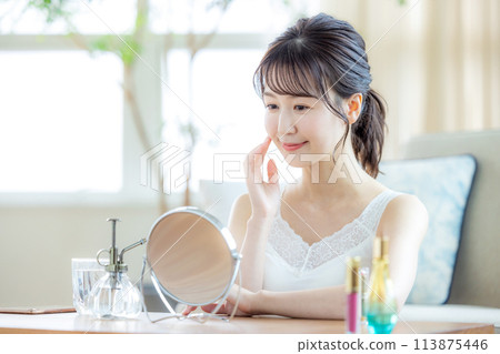 Woman relaxing at home 113875446