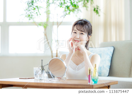 Woman relaxing at home 113875447