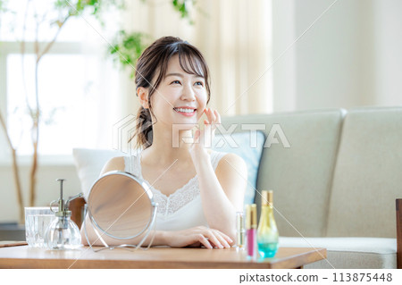 Woman relaxing at home 113875448