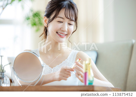 Woman relaxing at home 113875452