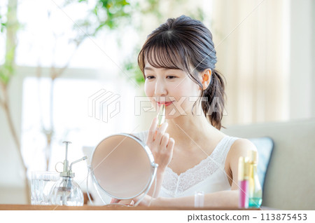 Woman relaxing at home 113875453