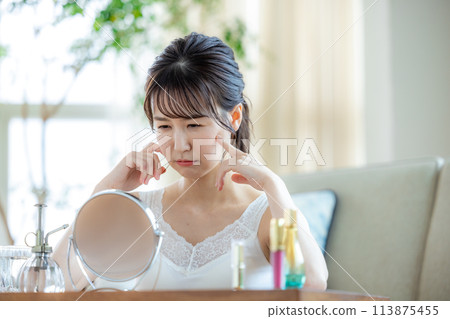 Woman beauty trouble 113875455