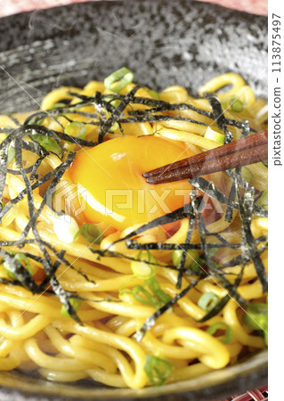 將熱油蕎麥麵的蛋黃敲碎,上面撒上蛋黃、海藻絲和小洋蔥。 將熱油蕎麥麵的蛋黃敲碎,上面撒上蛋黃、海藻絲和小洋蔥。 113875497