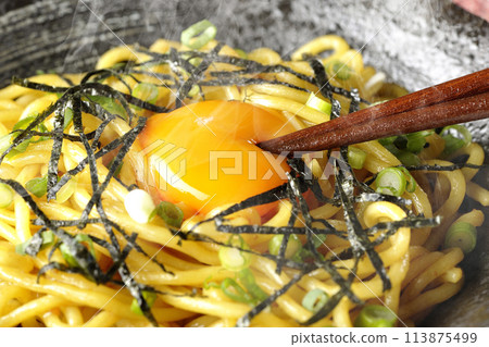Crack open the yolk of the piping hot oil soba noodles topped with egg yolk, shredded nori seaweed, and green onions and eat it. 113875499