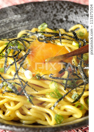 Crack open the yolk of the piping hot oil soba noodles topped with egg yolk, shredded nori seaweed, and green onions and eat it. 113875504