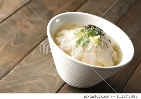 熱騰騰的湯汁配上三葉、海苔絲和芥末的鯛魚茶泡飯 113875688