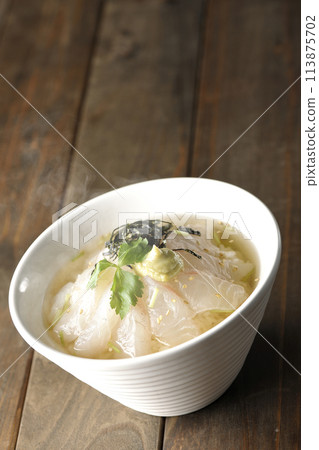 熱騰騰的湯汁配上三葉、海苔絲和芥末的鯛魚茶泡飯 113875702
