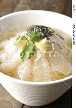 熱騰騰的湯汁配上三葉、海苔絲和芥末的鯛魚茶泡飯 熱騰騰的湯汁配上三葉、海苔絲和芥末的鯛魚茶泡飯 113875703