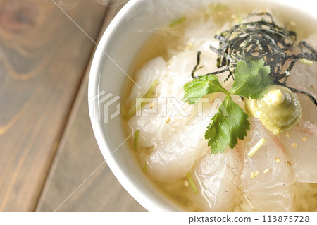 熱騰騰的鯛魚茶泡飯配上高湯，上面放著三葉草、海藻絲和芥末。 113875728
