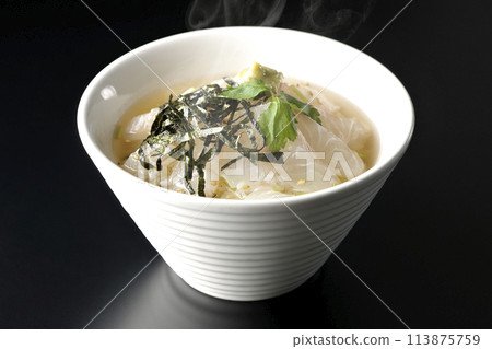 熱海鯛茶泡飯,配上大石湯,上面放有三葉草、海藻絲和芥末,在黑色背景下拍攝 熱海鯛茶泡飯,配上大石湯,上面放有三葉草、海藻絲和芥末,在黑色背景下拍攝 113875759
