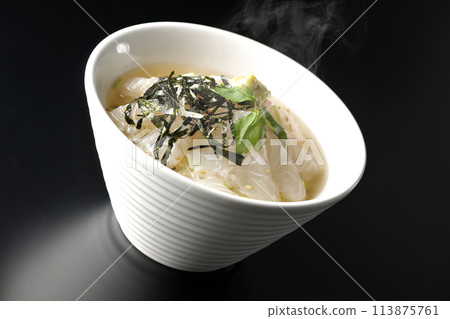 熱海鯛茶泡飯,配上大石湯,上面放有三葉草、海藻絲和芥末,在黑色背景下拍攝 熱海鯛茶泡飯,配上大石湯,上面放有三葉草、海藻絲和芥末,在黑色背景下拍攝 113875761