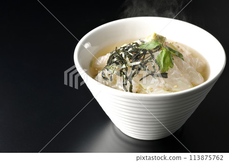 熱海鯛茶泡飯,配上大石湯,上面放有三葉草、海藻絲和芥末,在黑色背景下拍攝 熱海鯛茶泡飯,配上大石湯,上面放有三葉草、海藻絲和芥末,在黑色背景下拍攝 113875762