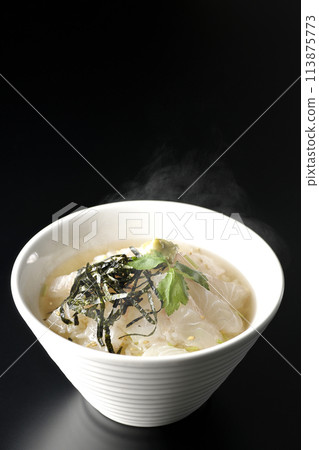 熱海鯛茶泡飯，配上大石湯，上面放有三葉草、海藻絲和芥末，在黑色背景下拍攝 113875773