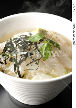 熱海鯛茶泡飯，配上大石湯，上面放有三葉草、海藻絲和芥末，在黑色背景下拍攝 113875774