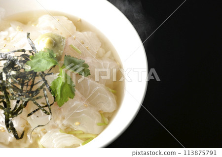 頭頂上拍攝的是滾燙的海鯛茶泡飯，配上大石湯，上面放著三葉葉、海藻絲和芥末，背景是黑色 113875791