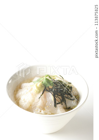Hot sea bream chazuke with dashi broth, topped with mitsuba, shredded seaweed, and wasabi, photographed on a white background 113875825