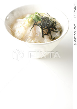 熱海鯛茶泡飯，配上大石湯，上面放著三葉葉、海藻絲和芥末，在白色背景下拍攝 113875826