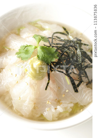 熱海鯛茶泡飯,配上大石湯,上面放著三葉葉、海藻絲和芥末,在白色背景下拍攝 熱海鯛茶泡飯,配上大石湯,上面放著三葉葉、海藻絲和芥末,在白色背景下拍攝 113875836