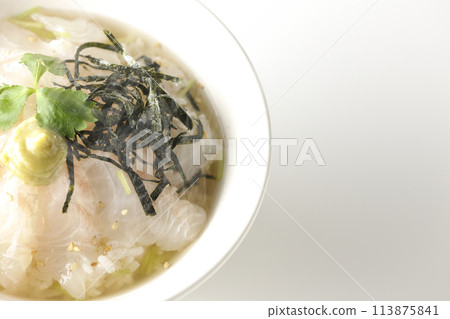 熱海鯛茶泡飯，配上大石湯，上面放著三葉葉、海藻絲和芥末，在白色背景下拍攝 113875841