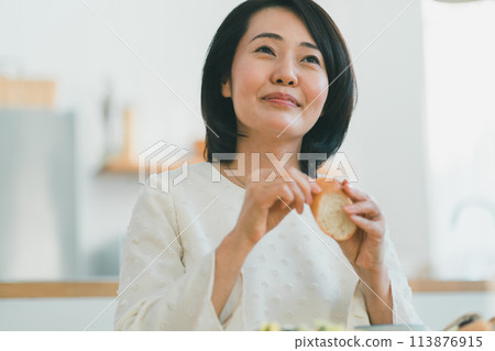 早餐 女生 女孩 113876915