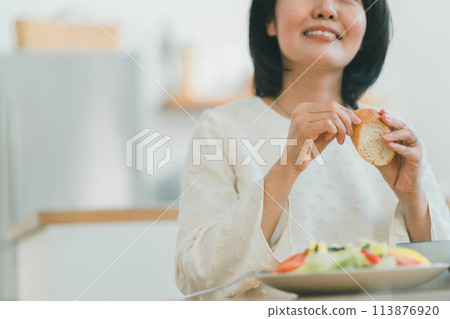 早餐 女生 女孩 113876920