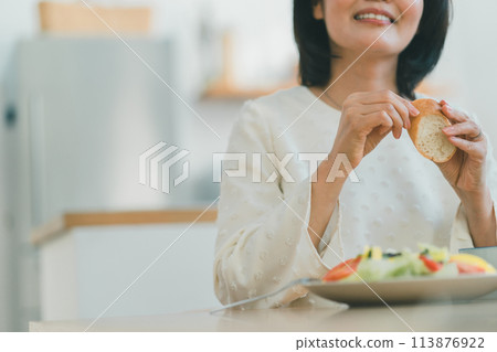 早餐 女生 女孩 113876922