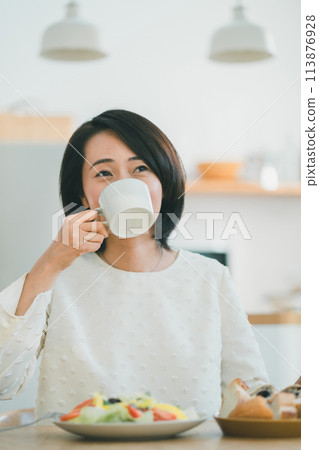早餐 女生 女孩 113876928