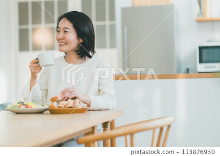 早餐 女生 女孩 113876930