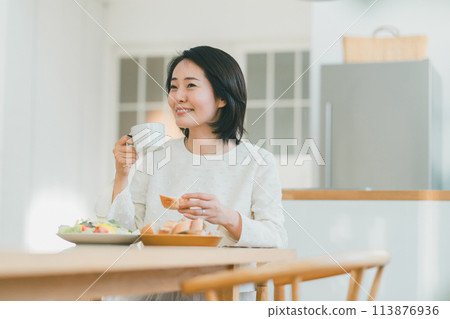 早餐 女生 女孩 113876936