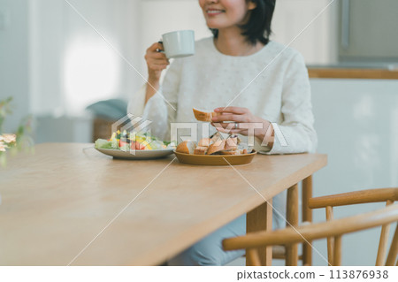 早餐 女生 女孩 113876938