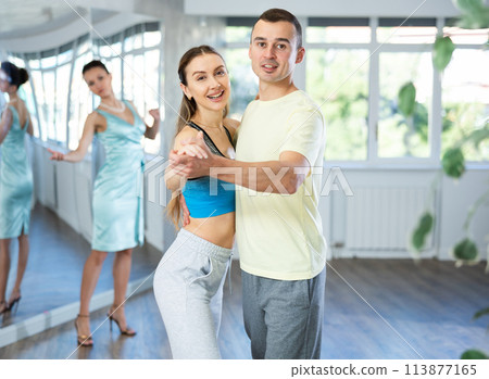 Couple in comfortable sports clothes waltz dancing during individual lesson 113877165