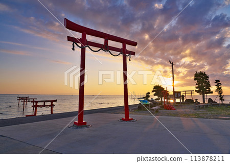 [王王神社水下鳥居與太良水下道路（黎明）] 佐賀縣富士通郡太良町太良 113878211