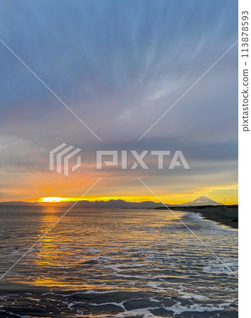 Beautiful sunset over the sea and Mt. Fuji in Shonan Chigasaki 113878593