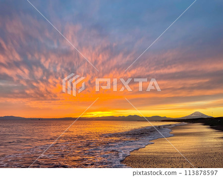 Beautiful sunset over the sea and Mt. Fuji in Shonan Chigasaki 113878597