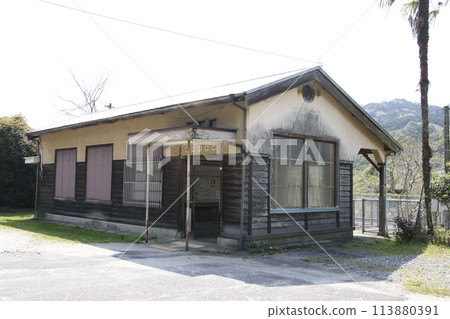 "Ise Takehara" is a local station on the JR Meisho Line, built in 1935. 113880391