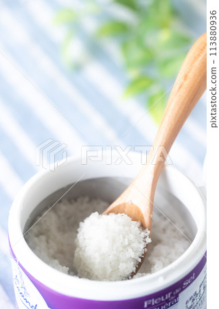 Salt, sea salt, sun-dried salt, salt flower 113880936