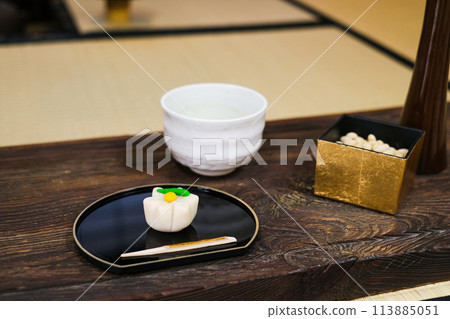 Japanese sweets placed in the tea room: Suisen 113885051