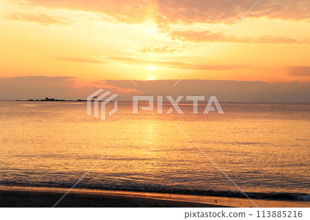 The sky is orange 113885216