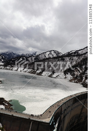 Kurobe Dam and the snow-covered Kurobe Lake Kurobe Dam and the snow-covered Kurobe Lake 113885348