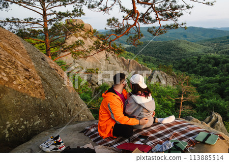 happy couple having date at the cliff on sunset 113885514