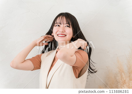 頭髮護理、美容院、美髮沙龍、來到美髮沙龍的長黑髮女子的形象 113886281