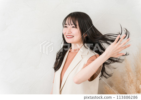 頭髮護理、美容院、美髮沙龍、來到美髮沙龍的長黑髮女子的形象 113886286